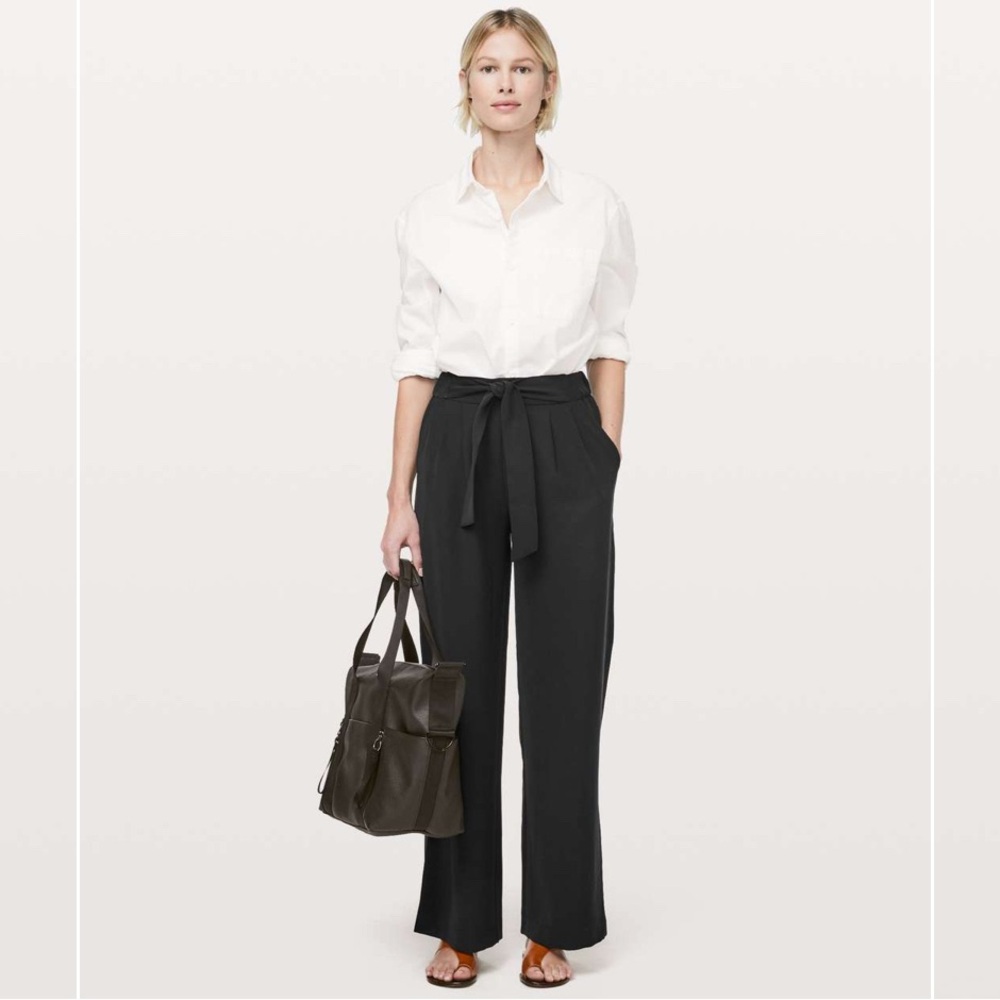 Lululemon Noir Pant Black, Size 8
Pristine condition